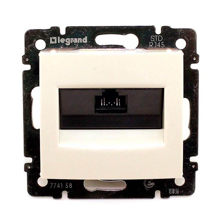 Розетка компьютерная RJ45 Legrand Valena 5e кат UTP на винтах слоновая кость 774138 в Санкт-Петербурге