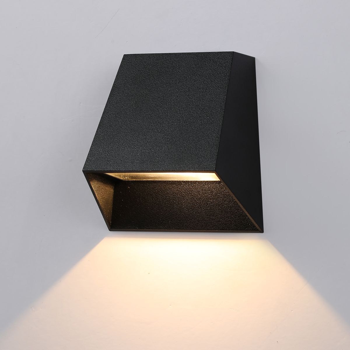 Уличный настенный светильник Uniel ULU-P34A-5W/4000K IP65 BLACK UL-00013623 в Санкт-Петербурге