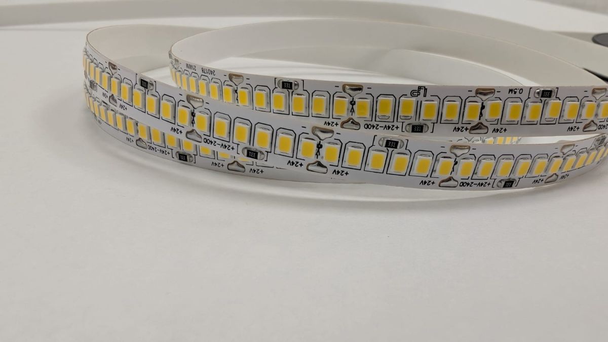 Светодиодная лента LEDS POWER 2835 240/м (21Вт/м) 24В нейтральная 008868 в #REGION_NAME_DECLINE_PP#