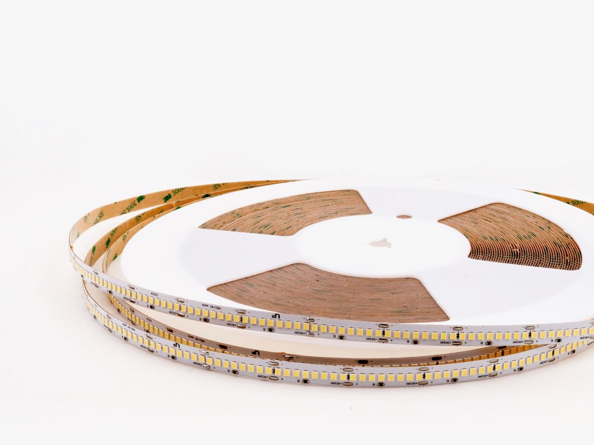 Светодиодная лента LEDS POWER 2835 240/м (22Вт/м) 24В холодная 30м/кат, серия ПРО140 005935 в Санкт-Петербурге