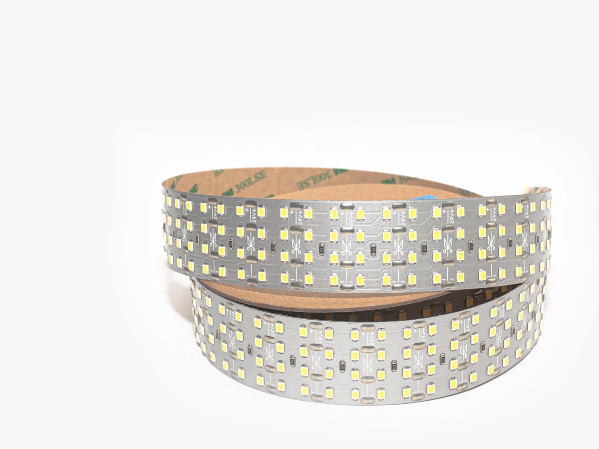 Светодиодная лента LEDS POWER четырехрядная 2835 448/м (47Вт/м) 24В холодная, серия ПРО200 009124 в Санкт-Петербурге