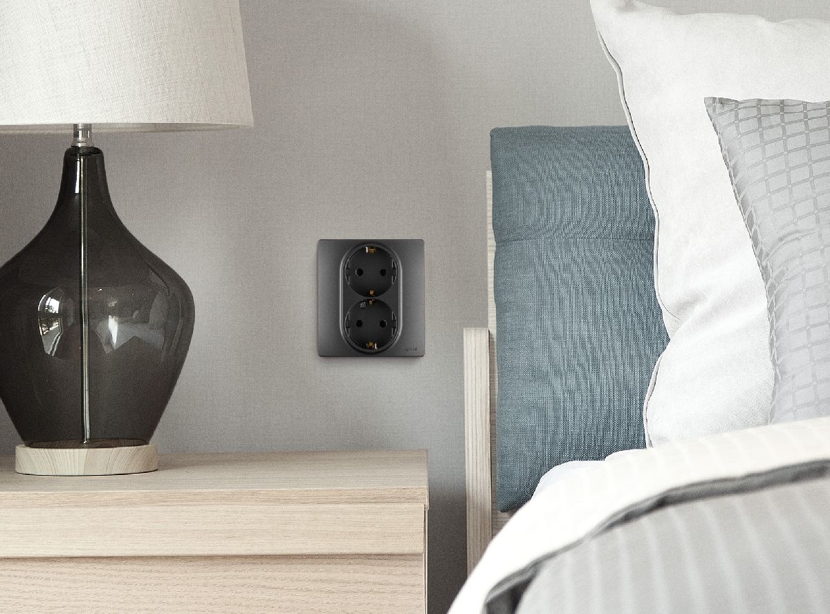 Розетка двойная с/з со шторками Legrand Inspiria 673758 в Санкт-Петербурге