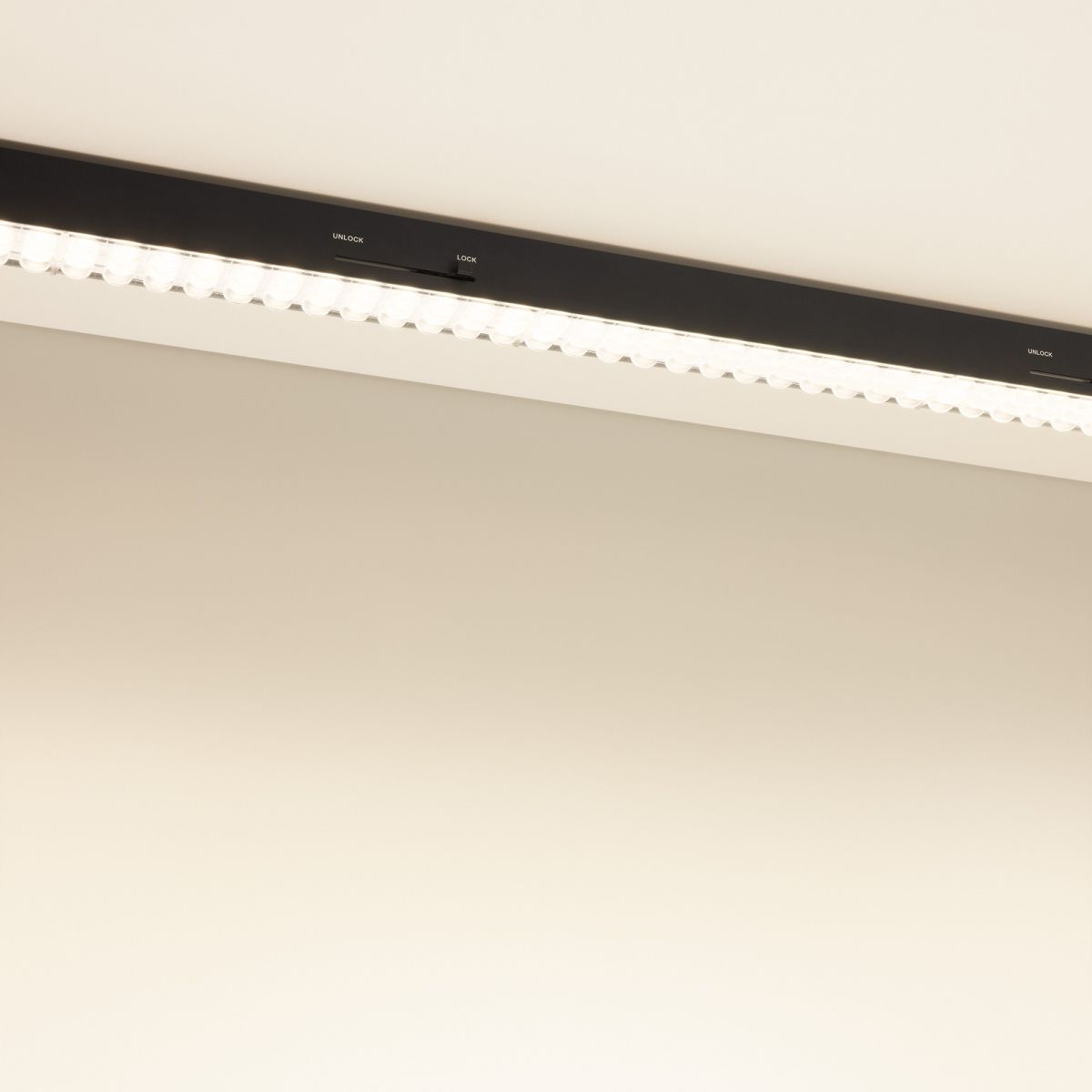 Трековый трехфазный светильник Arlight LGD-LUNGO-4TR-L1200-39W-60W Day4000 (Черный, двойной асимметричный 2х20 deg, 230V) (IP20 Металл) 064269 в Санкт-Петербурге