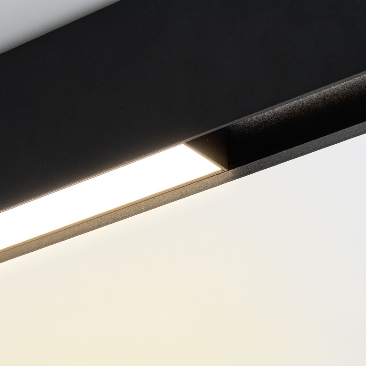 Трековый магнитный светильник Arlight MAG-FLAT-45-L205-6W Warm3000 (BK, 100 deg, 24V, DALI) 046576 в Санкт-Петербурге