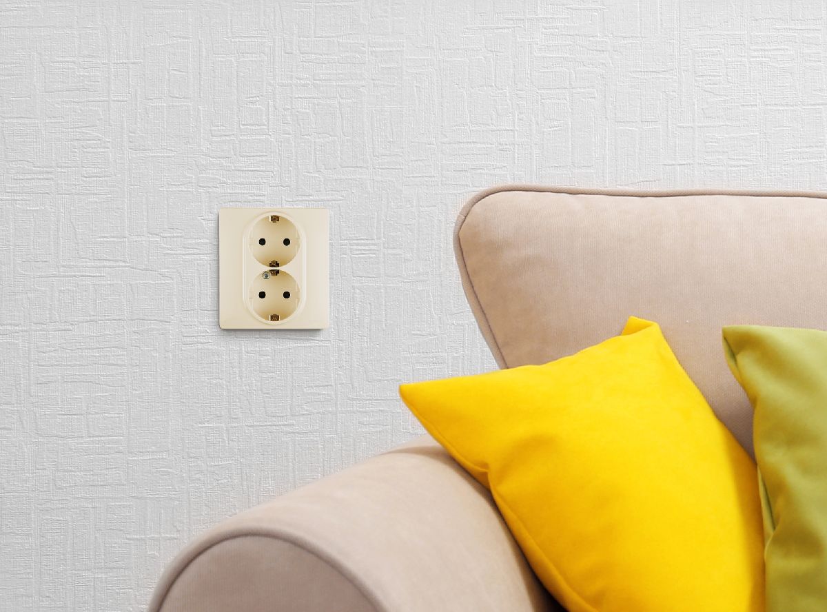 Розетка двойная с/з со шторками Legrand Inspiria 673756 в Санкт-Петербурге