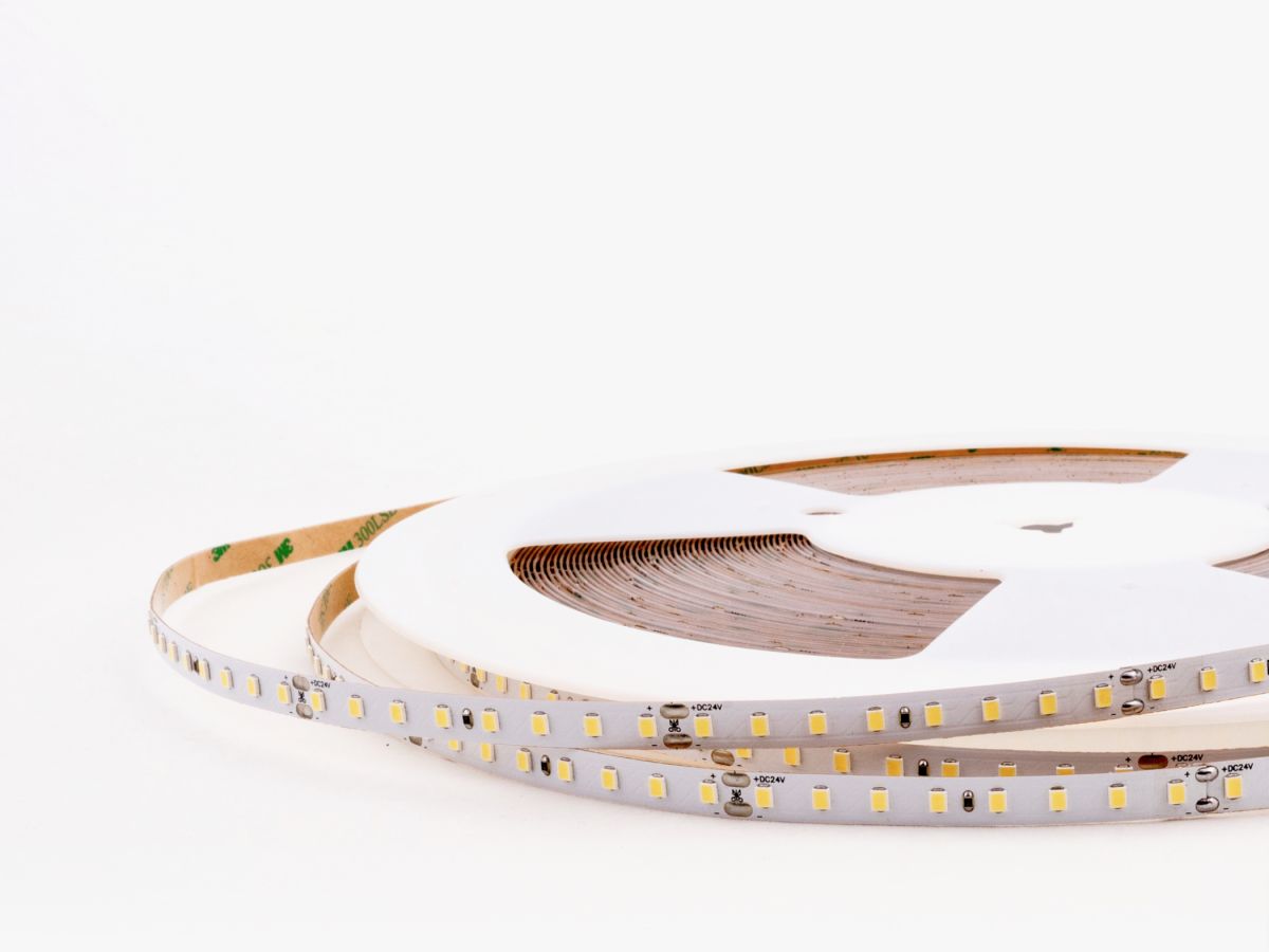 Светодиодная лента LEDS POWER 2835 112/м (10Вт/м) 24В холодная 30м/кат, серия ПРО140 005744 в Санкт-Петербурге