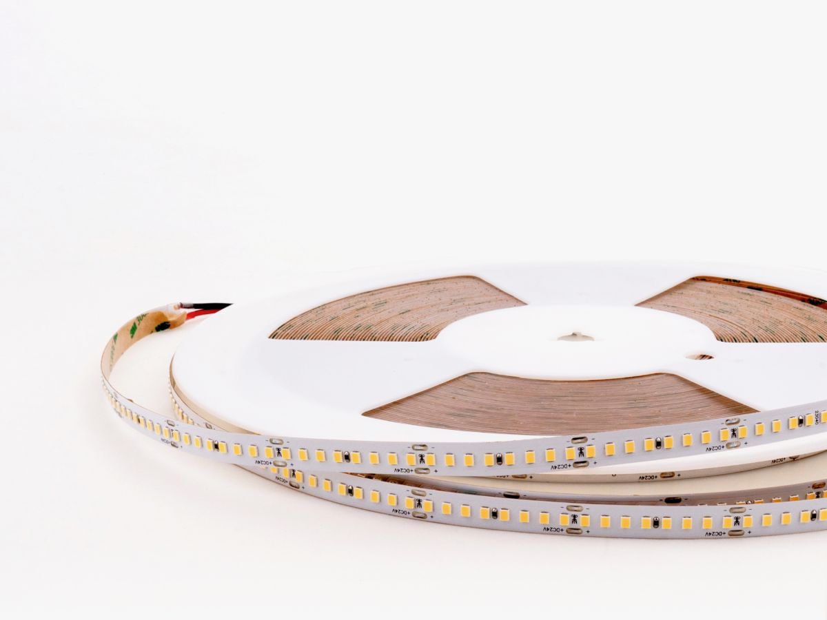 Светодиодная лента LEDS POWER 2835 176/м (16Вт/м) 24В нейтральная 30м/кат, серия ПРО140 005775 в Санкт-Петербурге