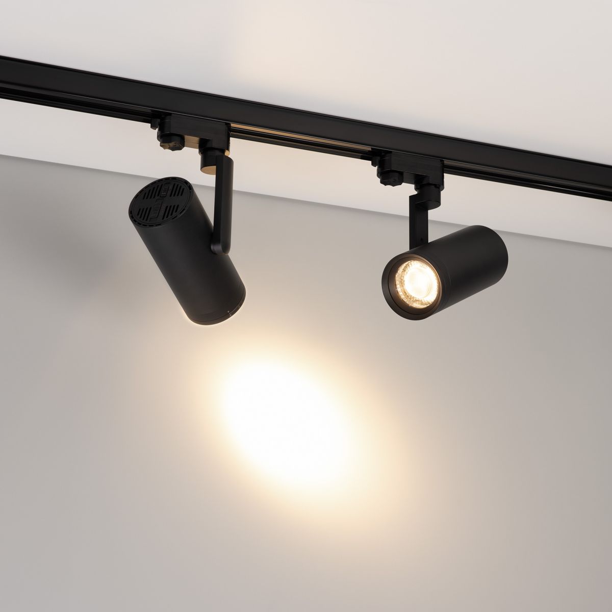 Трековый трехфазный светильник Arlight LGD-URANUS-4TR-R75-18W/25W Warm3500-MIX (BK, 20-50 deg, side holder, 230V) (IP20 Металл) 055807 в Санкт-Петербурге