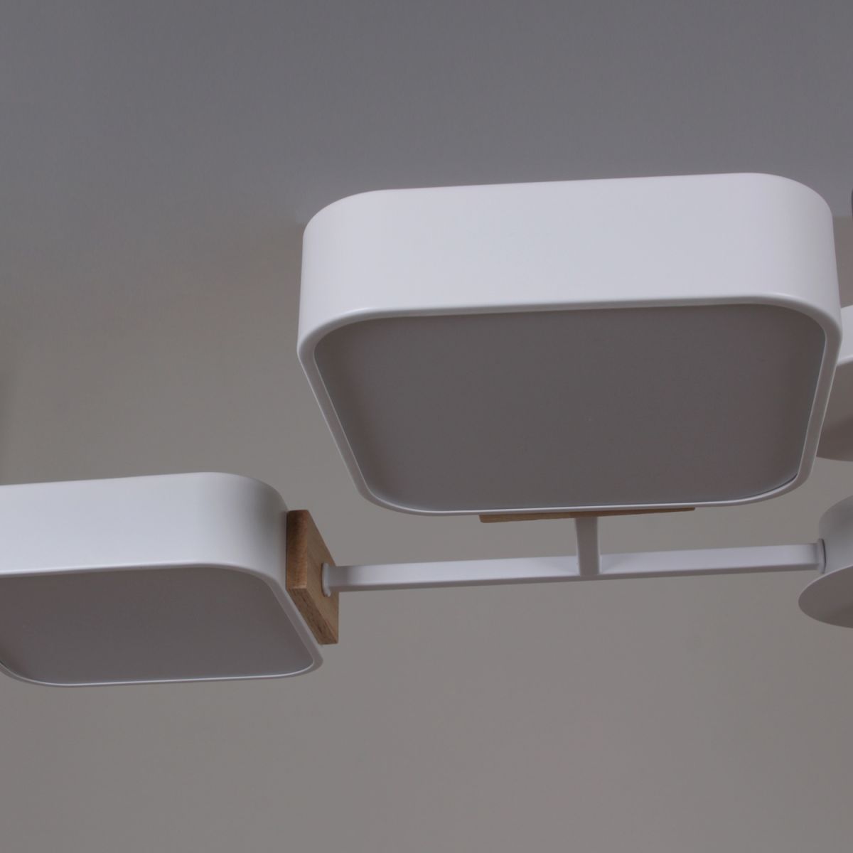 Люстра на штанге Reluce 03363-0.3-08 WH+WOOD в Санкт-Петербурге