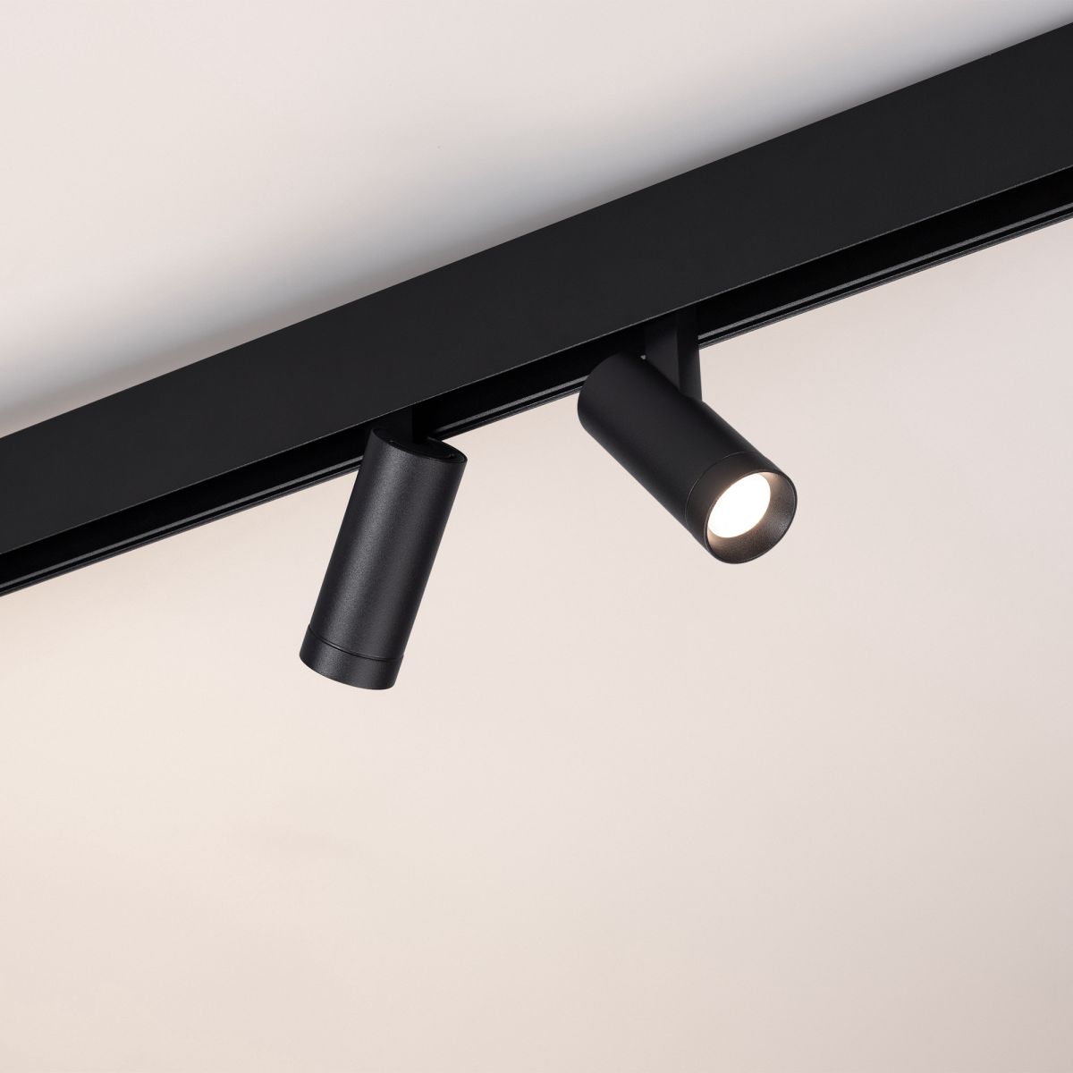 Трековый магнитный светильник Arlight MAG-ORIENT-SPOT-R35-6W Day4000-MIX (BK, 24 deg, 48V, TUYA Zigbee) (IP20 Металл) 056399 в #REGION_NAME_DECLINE_PP#