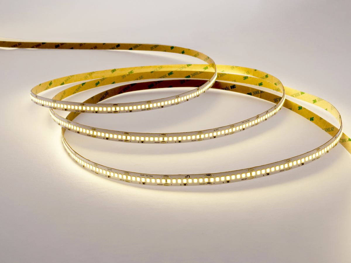 Светодиодная лента LEDS POWER 2835 240/м (22Вт/м) 24В теплая 30м/кат, серия ПРО140 005928 в Санкт-Петербурге