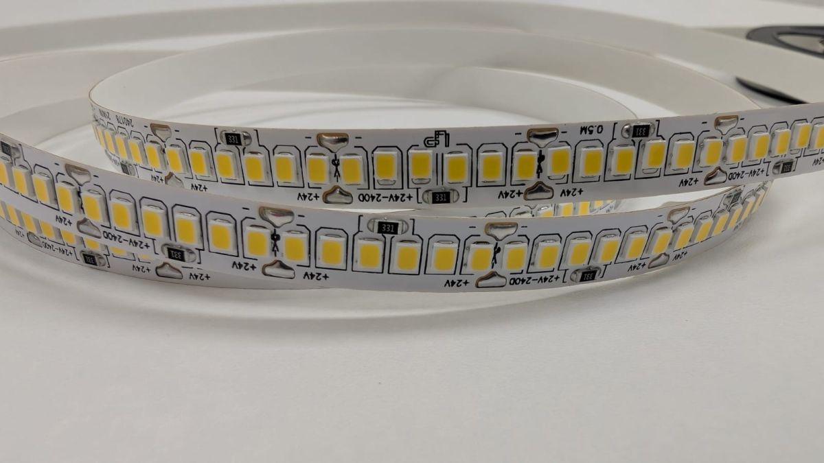 Светодиодная лента LEDS POWER 2835 240/м (21Вт/м) 24В нейтральная 008868 в #REGION_NAME_DECLINE_PP#