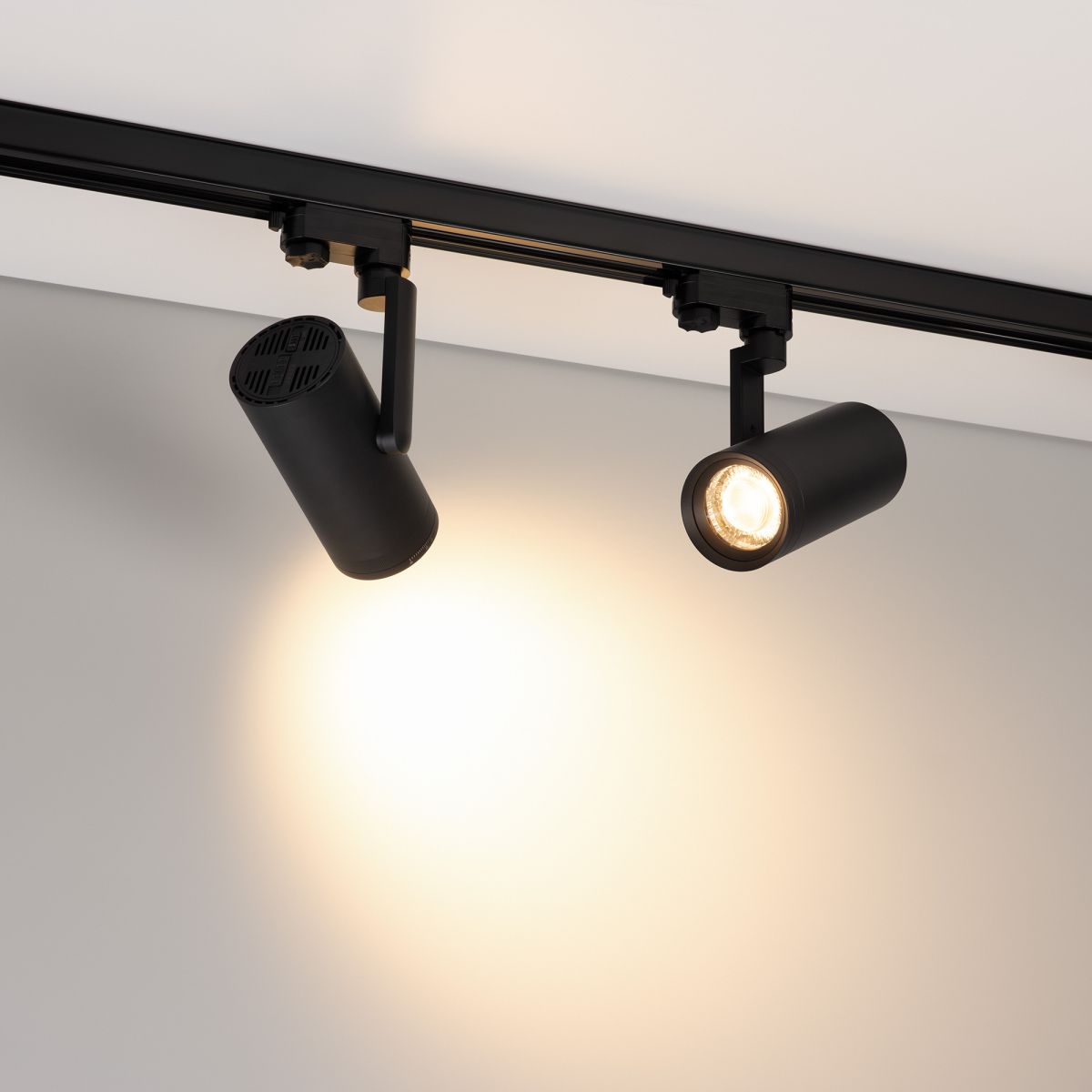 Трековый трехфазный светильник Arlight LGD-URANUS-4TR-R75-18W/25W Warm3500-MIX (BK, 20-50 deg, side holder, 230V) (IP20 Металл) 055807 в Санкт-Петербурге