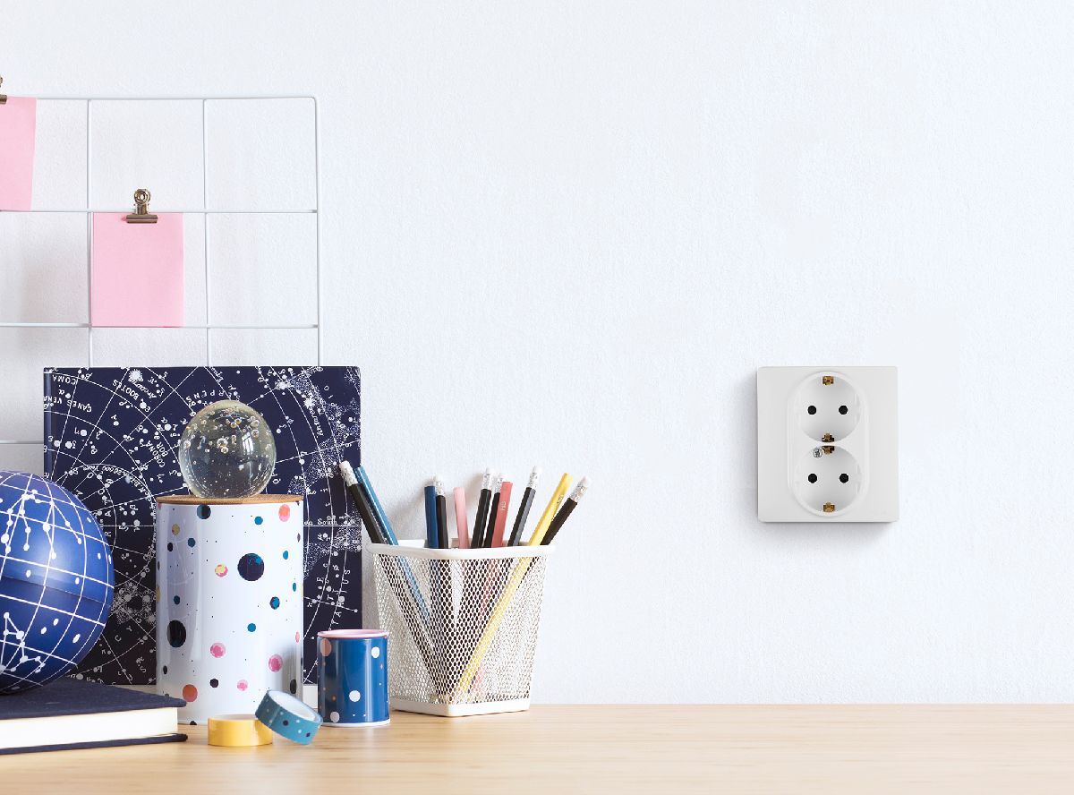 Розетка двойная с/з со шторками Legrand Inspiria 673755 в Санкт-Петербурге