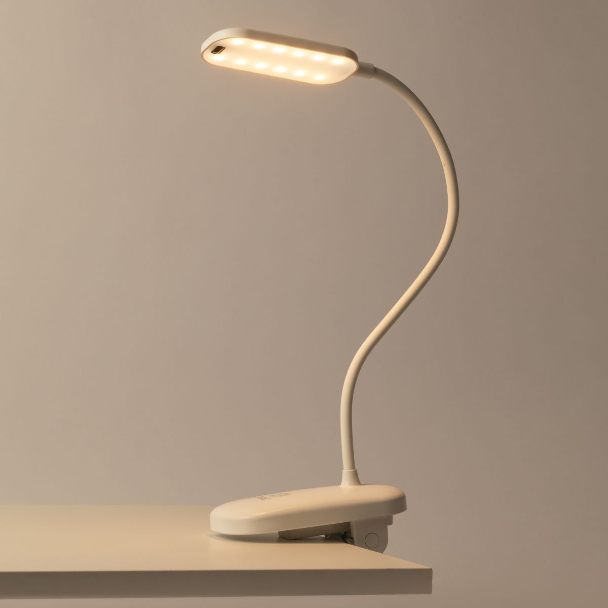 Настольная аккумуляторная лампа Эра NLED-525-6W-W Б0068589 в Санкт-Петербурге