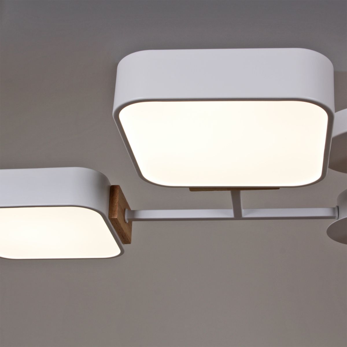 Люстра на штанге Reluce 03363-0.3-08 WH+WOOD в Санкт-Петербурге
