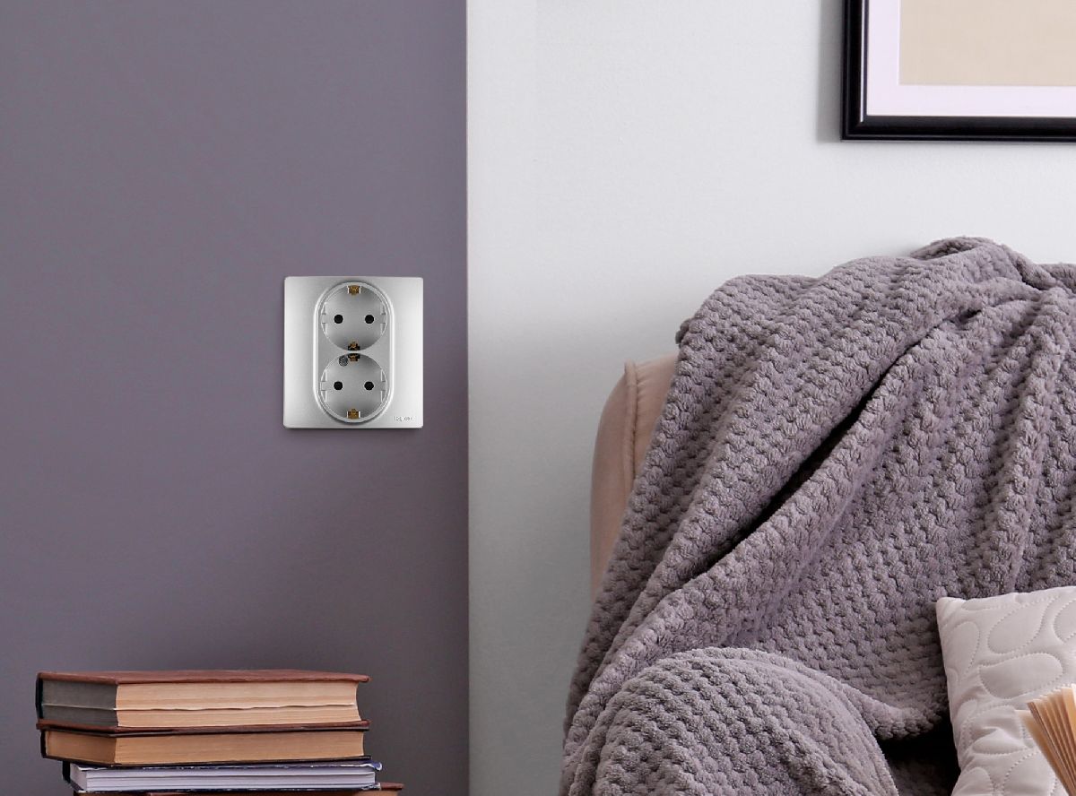 Розетка двойная с/з со шторками Legrand Inspiria 673757 в Санкт-Петербурге
