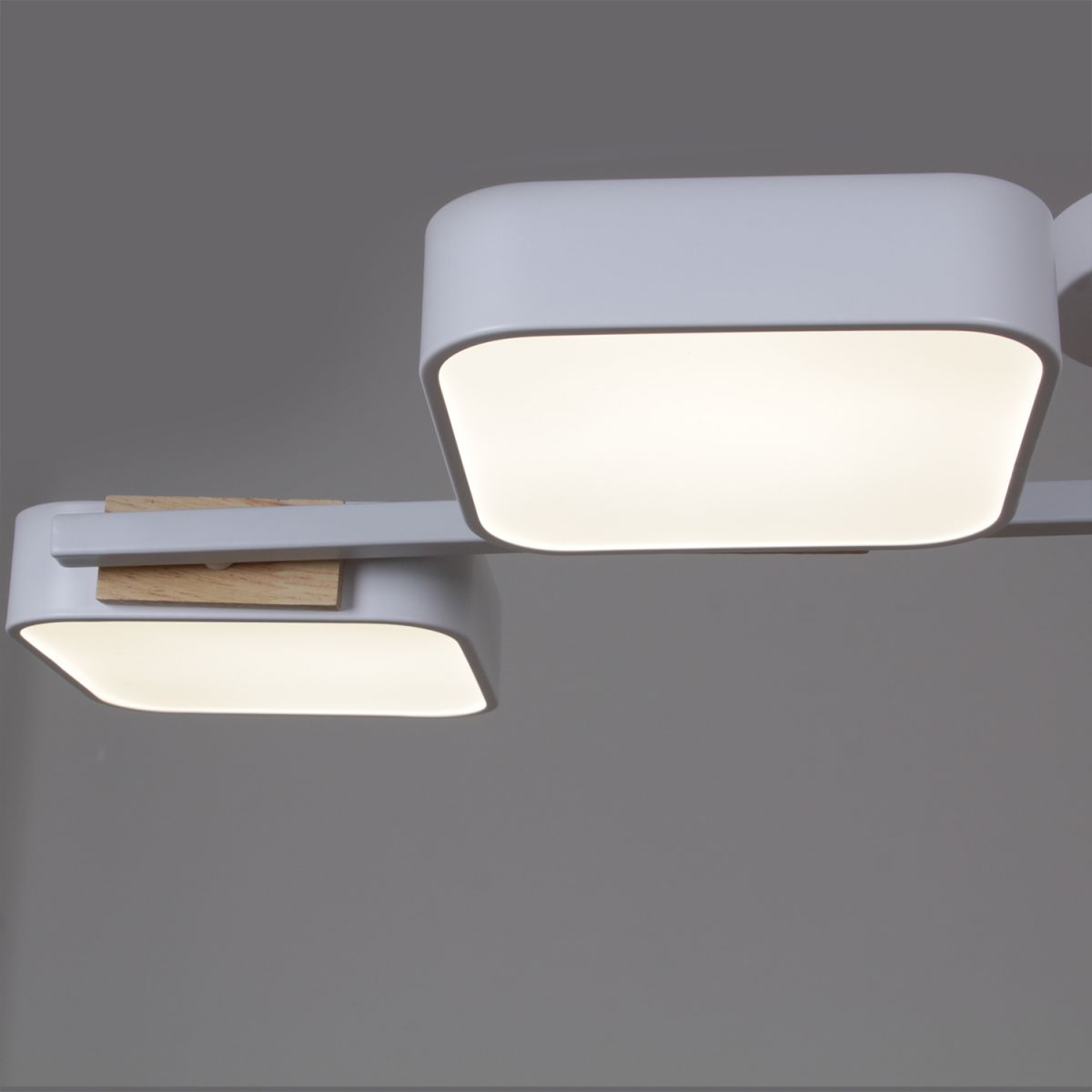 Люстра на штанге Reluce 03361-0.3-04 WH+WOOD в Санкт-Петербурге