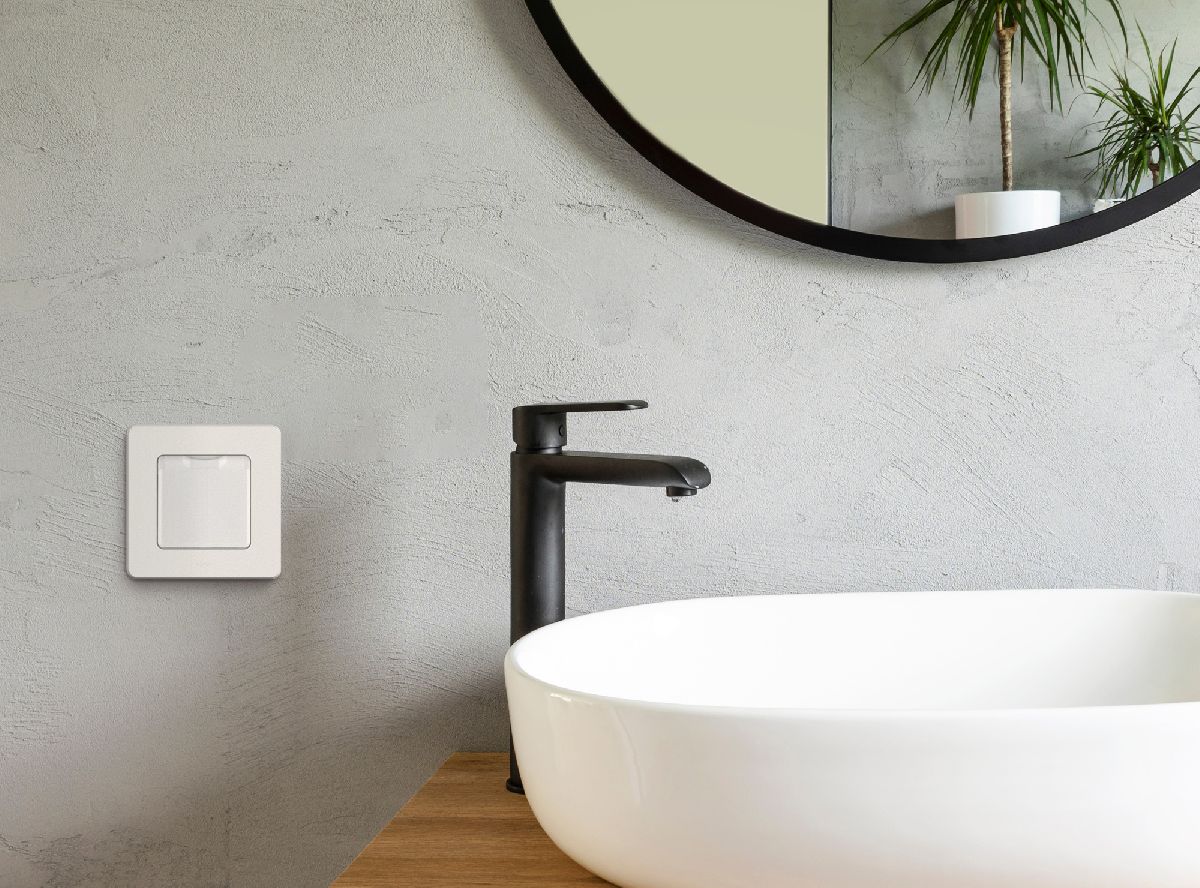 Розетка с/з со шторками с защитной крышкой Legrand Inspiria 673740 в Санкт-Петербурге
