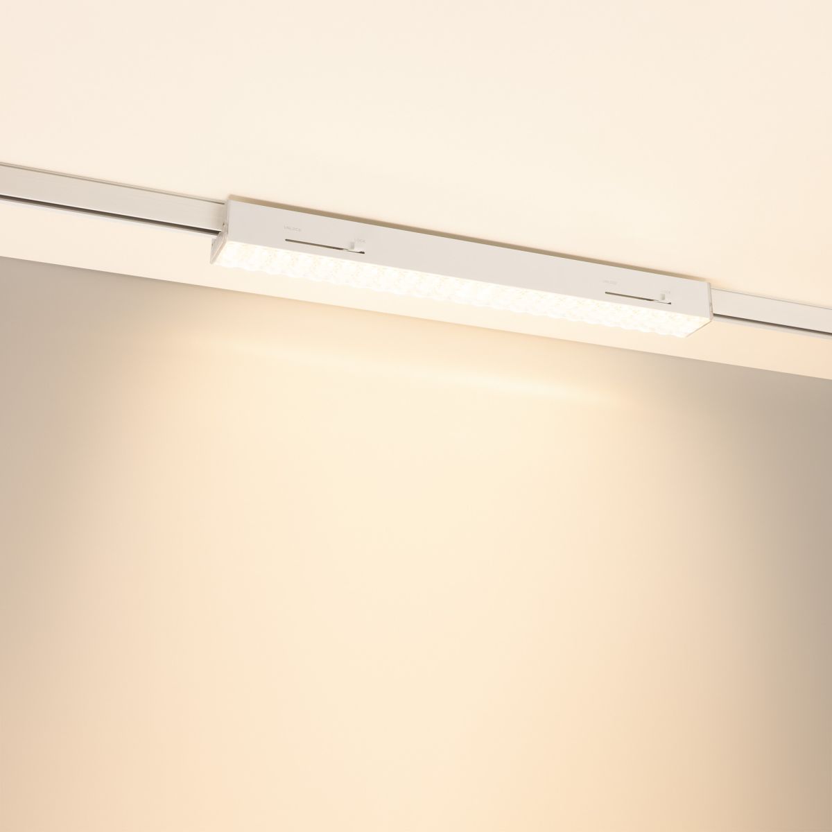 Трековый трехфазный светильник Arlight LGD-LUNGO-4TR-L600-20W-30W Warm3000 (Белый, 90х30 deg, 230V)   (IP20 Металл) 056536 в Санкт-Петербурге