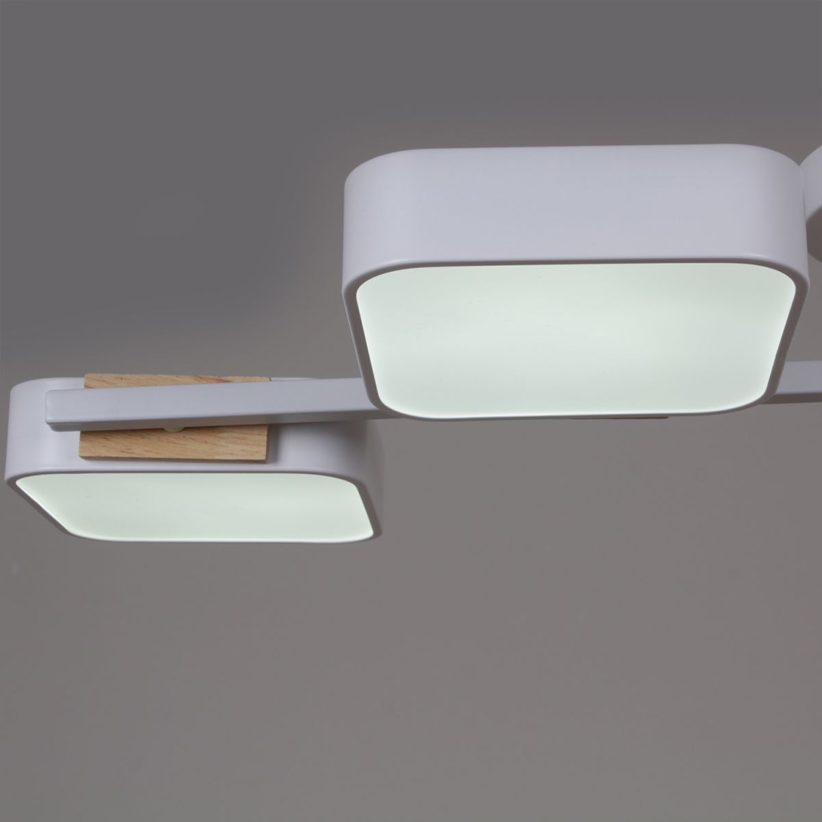 Люстра на штанге Reluce 03361-0.3-04 WH+WOOD в Санкт-Петербурге