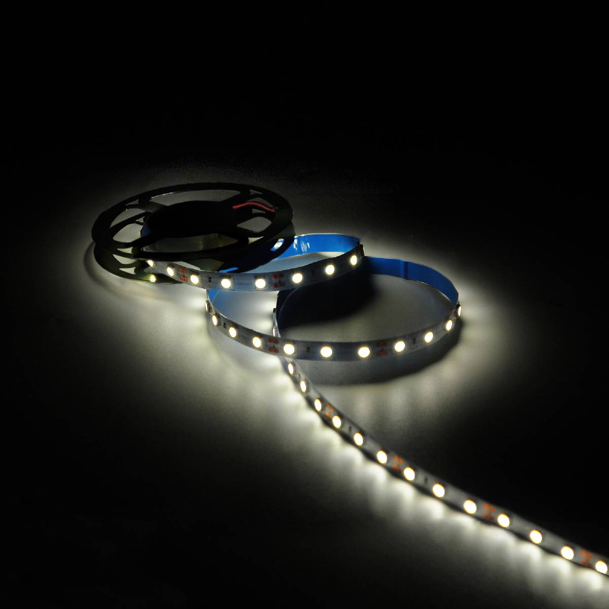 Светодиодная лента Gauss 4,8W/m 60LED/m 2835SMD теплый белый 5M 312000105 в Санкт-Петербурге