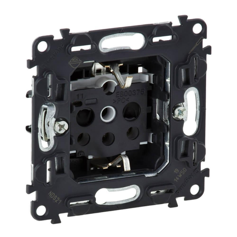 Розетка Legrand Valena Мех In Matic 16A 250V с/з с защитными шторками винтовой зажим 753029 в Санкт-Петербурге
