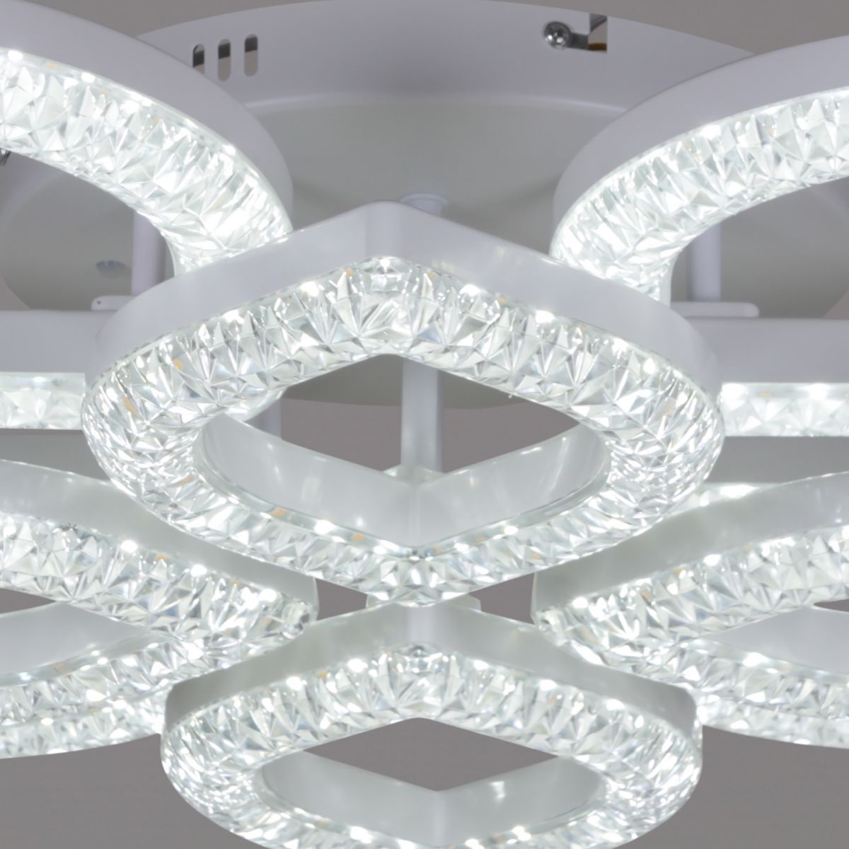 Потолочная люстра Reluce 28120-0.3-4+4C WH в Санкт-Петербурге