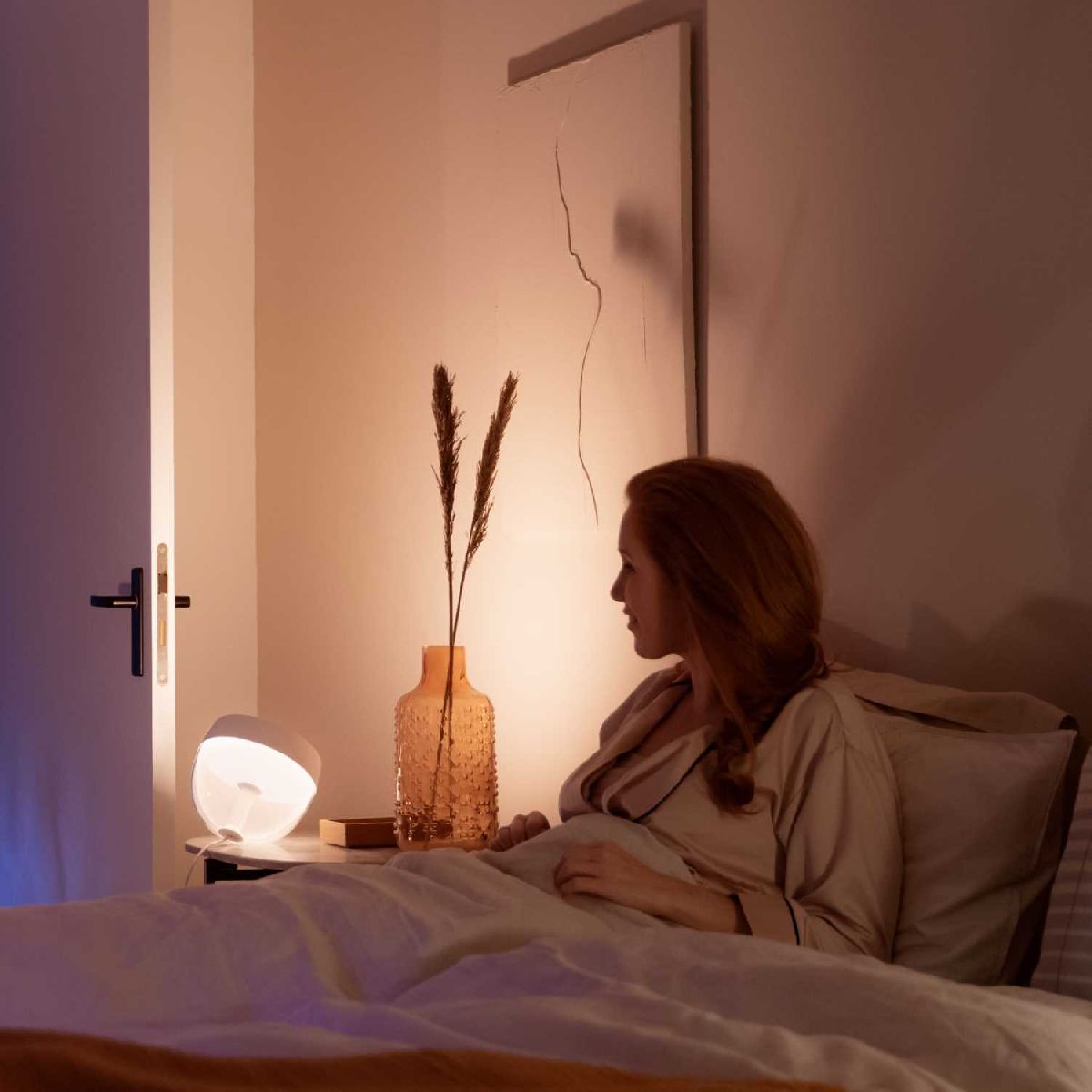 Умная настольная лампа Philips Hue Q4'20 Iris gen4 EU/UK rose 929002376301 в Санкт-Петербурге