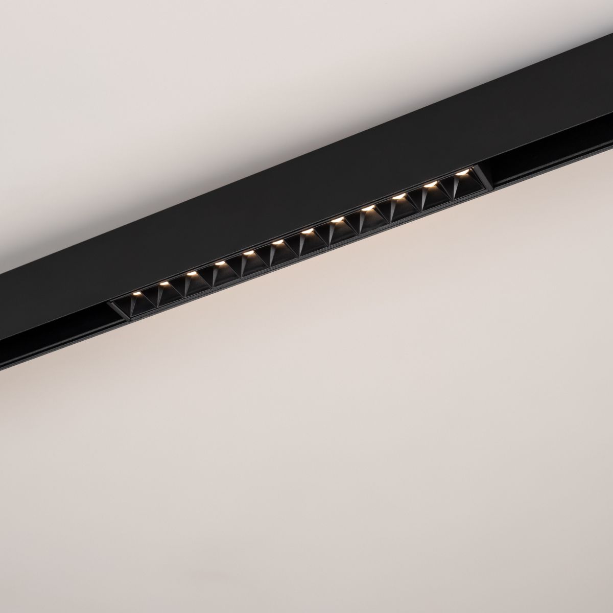 Трековый магнитный светильник Arlight MAG-ORIENT-LASER-L235-8W Day4000 (Черный, 24 deg, 48V) (IP20 Металл) 033614(1) в Санкт-Петербурге