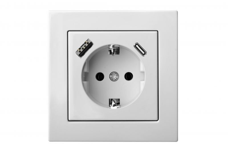 Розетка С/З+USB-зарядное устройство 3,4 А+TypeC IUK-3-01 E/B белая LIREGUS Epsilon в Санкт-Петербурге