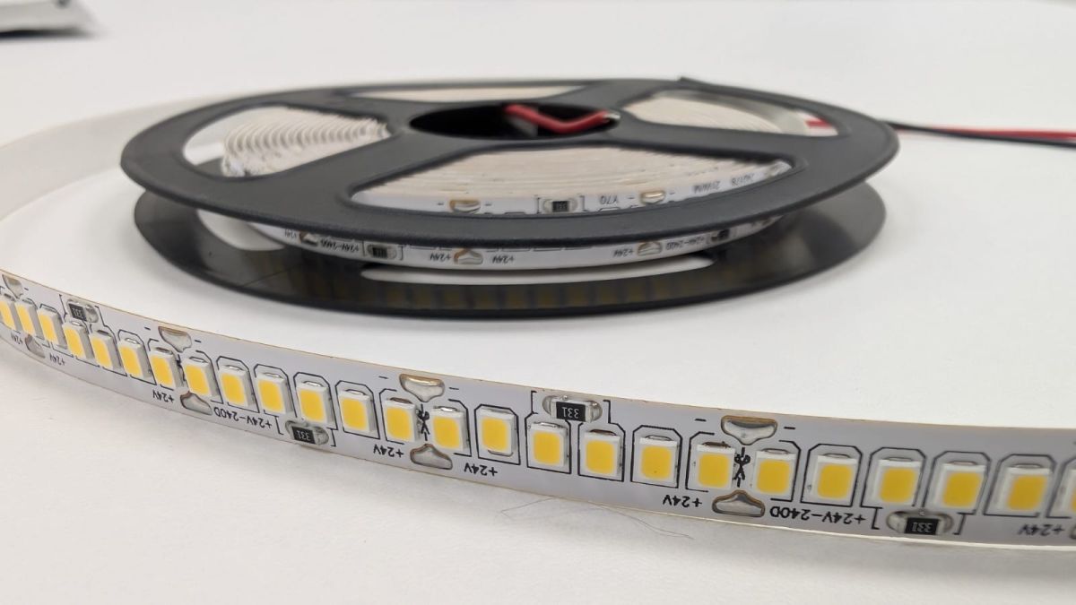 Светодиодная лента LEDS POWER 2835 240/м (21Вт/м) 24В нейтральная 008868 в #REGION_NAME_DECLINE_PP#