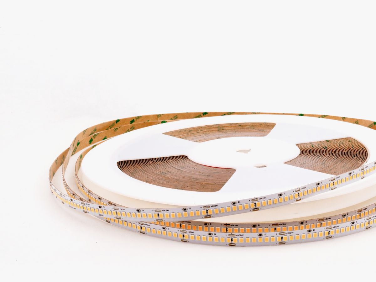 Светодиодная лента LEDS POWER 2835 240/м (22Вт/м) 24В теплая 30м/кат, серия ПРО140 005928 в Санкт-Петербурге