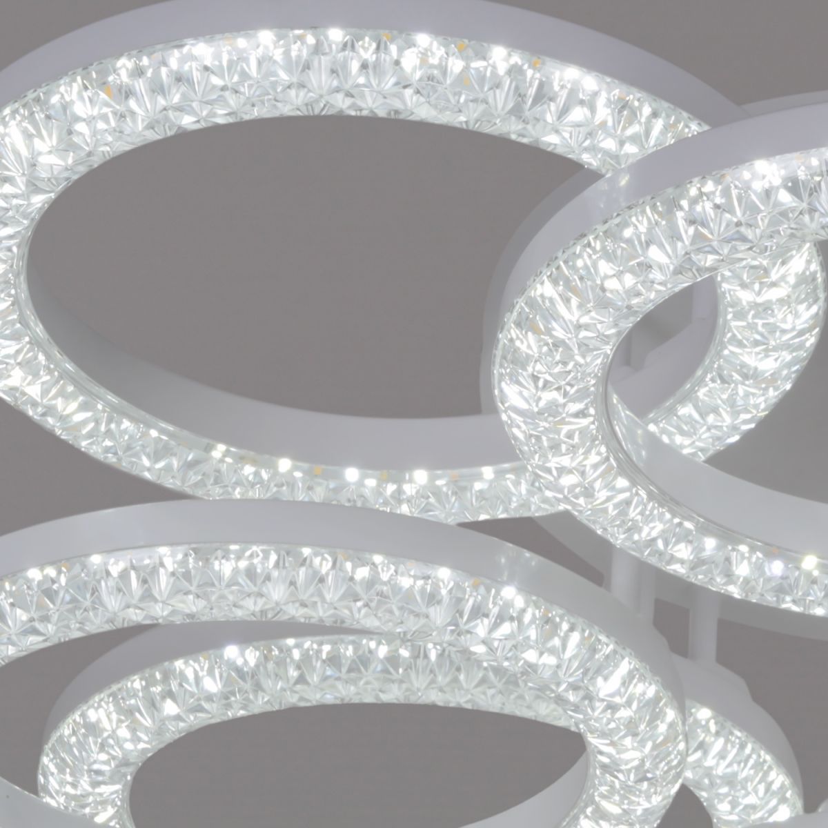 Потолочный светильник Reluce 67120-0.3-4+4C WH в #REGION_NAME_DECLINE_PP#