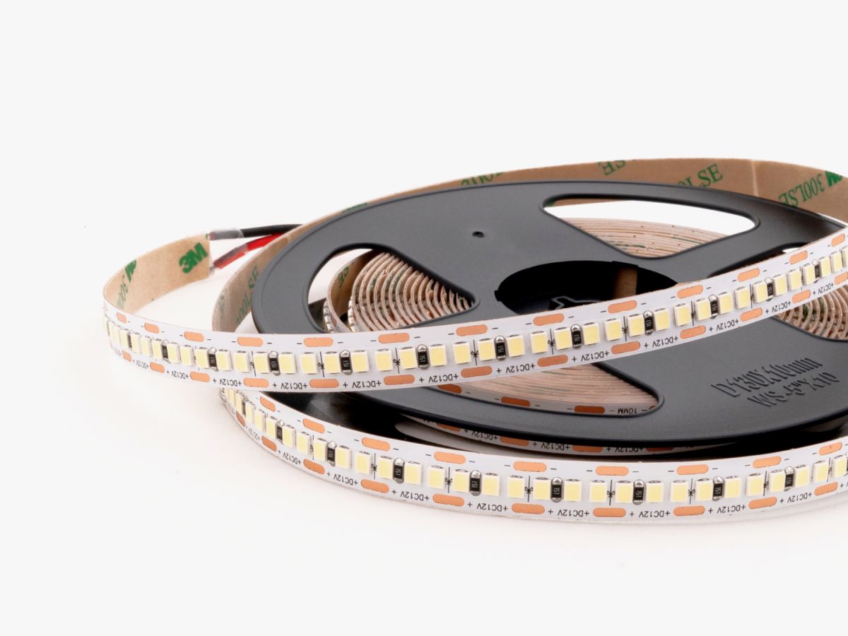 Светодиодная лента LEDS POWER 2835 240/м (18Вт/м) 12В холодная 002286 в Санкт-Петербурге