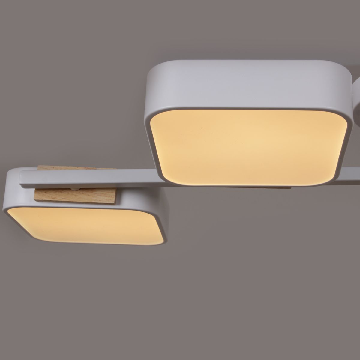 Люстра на штанге Reluce 03361-0.3-04 WH+WOOD в Санкт-Петербурге