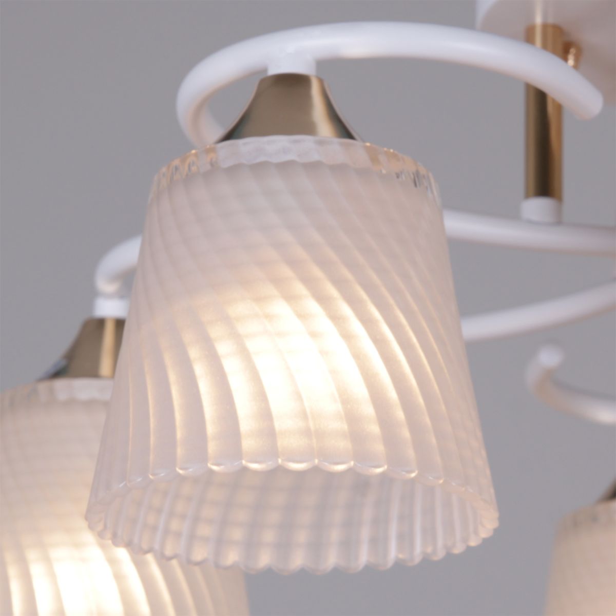 Потолочная люстра Reluce 06360-0.3-05 WH+FG в #REGION_NAME_DECLINE_PP#