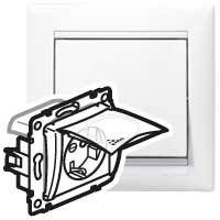 Розетка с/з со шторками с защитной крышкой Legrand Valena Classic 695641 в Санкт-Петербурге