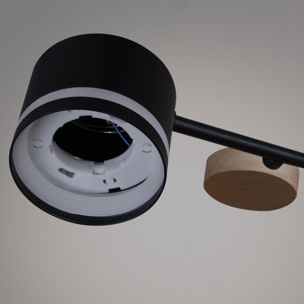 Люстра на штанге Reluce 68730-0.3-06 GX53 BK+WOOD в #REGION_NAME_DECLINE_PP#