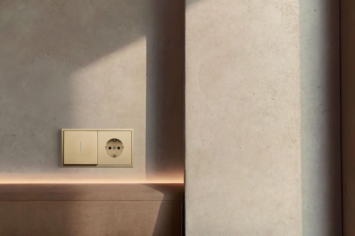 Выключатель 1-клавишный проходной 10А/250В с LED подсветкой, золотой Kollinger Eclipse EC-008GD в #REGION_NAME_DECLINE_PP#