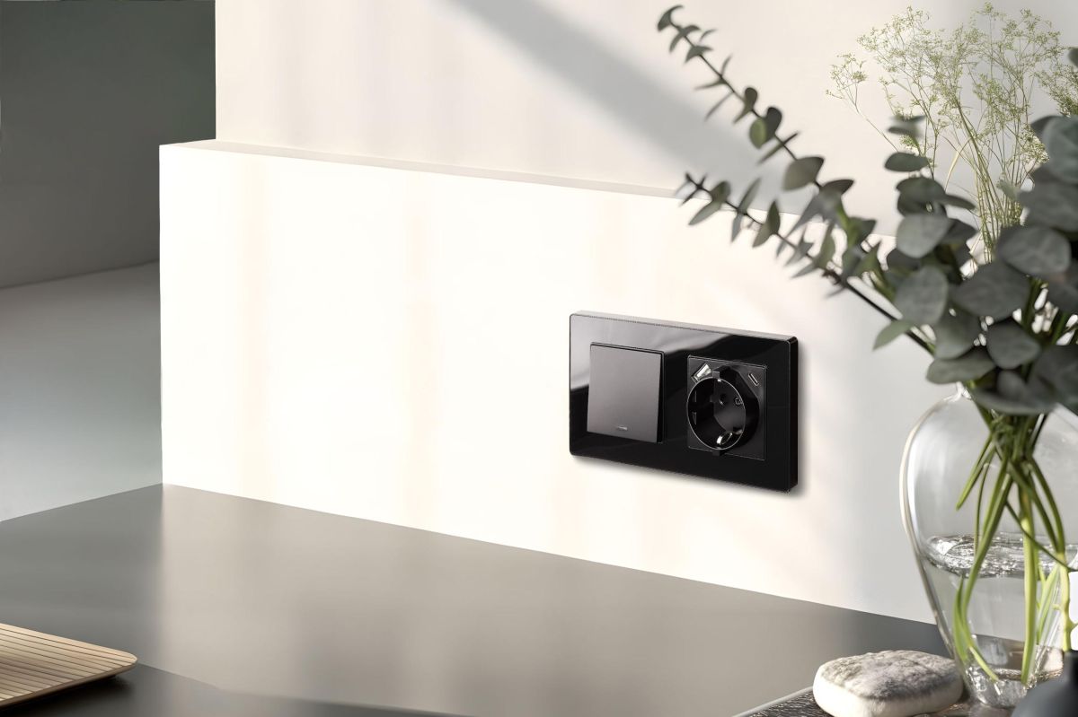 Выключатель кнопочный 1-клавишный 10А/250В с LED подсветкой, черный Kollinger REA-S-013BK для Aspekt, Eleganz, Reflex в #REGION_NAME_DECLINE_PP#