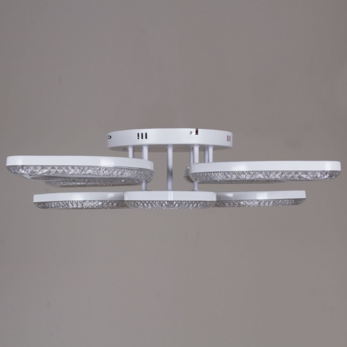 Потолочная люстра Reluce 28120-0.3-4+4C WH в Санкт-Петербурге