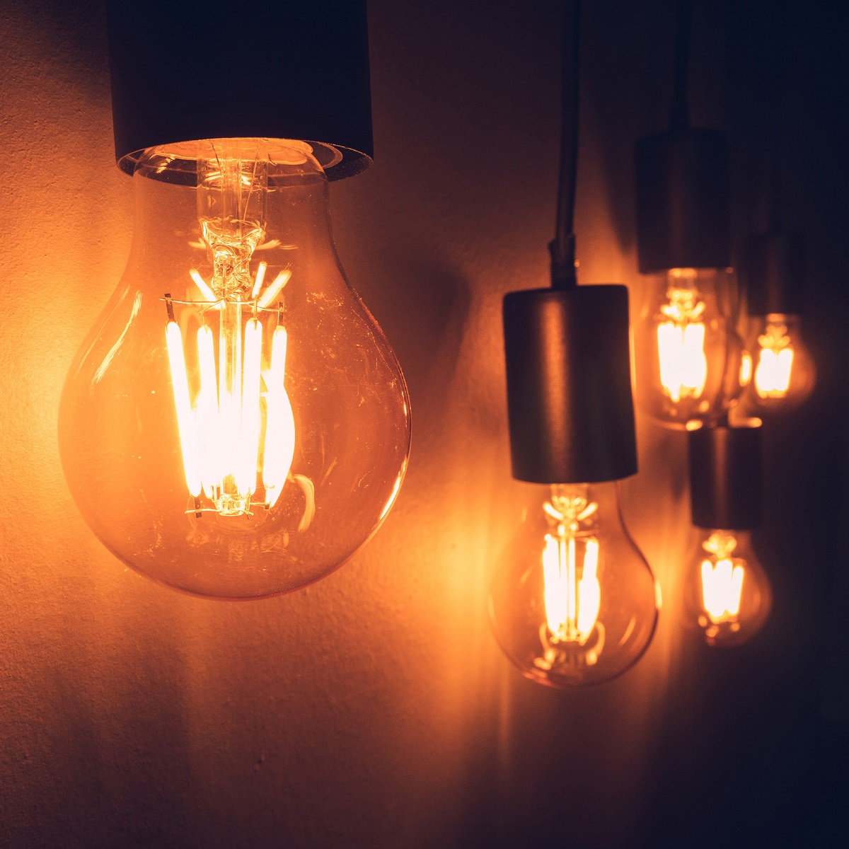 Лампа светодиодная филаментная (UL-00002355) Uniel E27 6W 2250K прозрачная LED-A60-6W/GOLDEN/E27 GLV21GO в Санкт-Петербурге