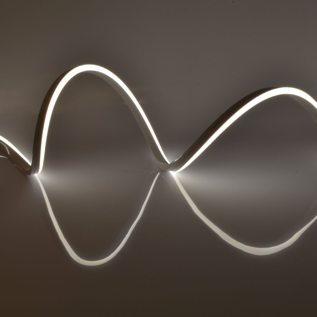 Светодиодная гибкая герметичная лента Uniel ULS-N21-2835-120LED-m-8mm-IP67-220V-8W-m-50M-4000K Uniel ULS-N21-2835-120LED/m-8mm-IP67-220V-8W/m-50M-4000K бобина UL-00013354 в Санкт-Петербурге