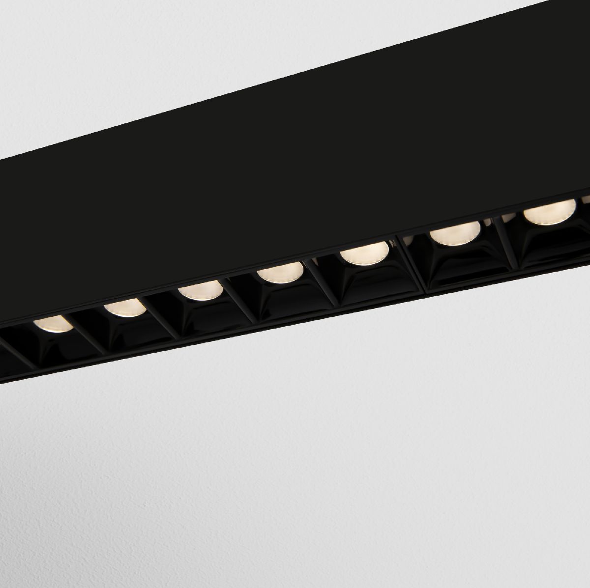 Подвесной светильник Maytoni Vinder P050PL-L40B4K в #REGION_NAME_DECLINE_PP#