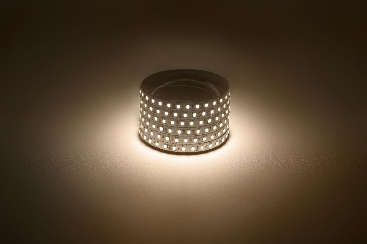 Светодиодная лента Эра 12В 2835 9,6Вт/м 3000K 5м IP20 LS2835-120LED-IP20-WW Б0035596 в Санкт-Петербурге