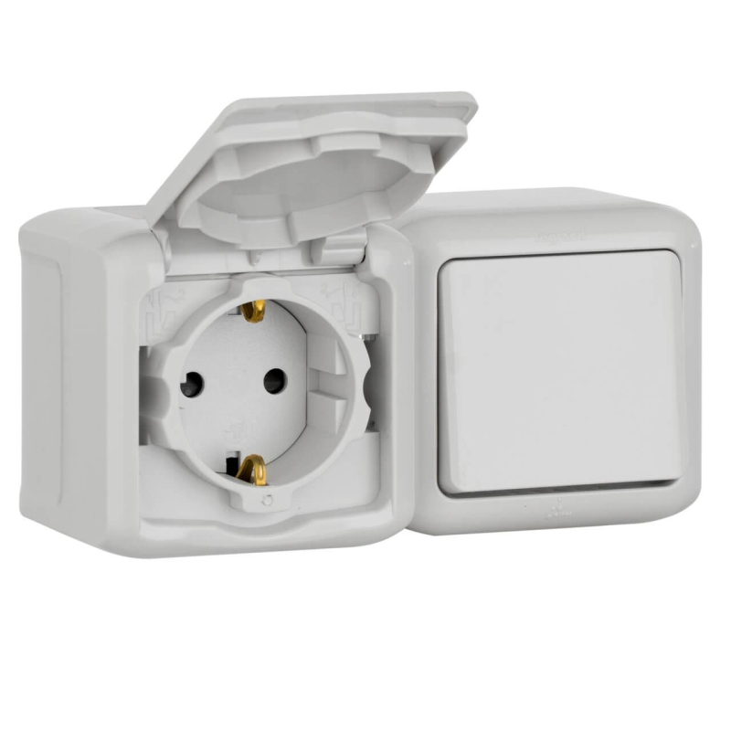 Блок выключатель одноклавишный и розетка 2К+З Legrand Quteo 16A 250V с/з со шторками крышкой IP44 серый 782348 в Санкт-Петербурге