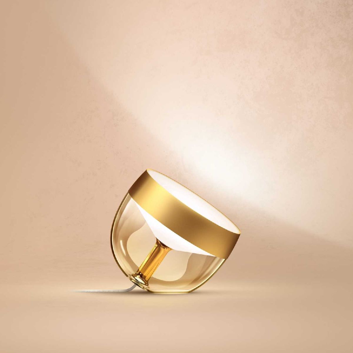 Умная настольная лампа Philips Hue Q4'20 Iris gen4 EU/UK gold 929002376401 в Санкт-Петербурге