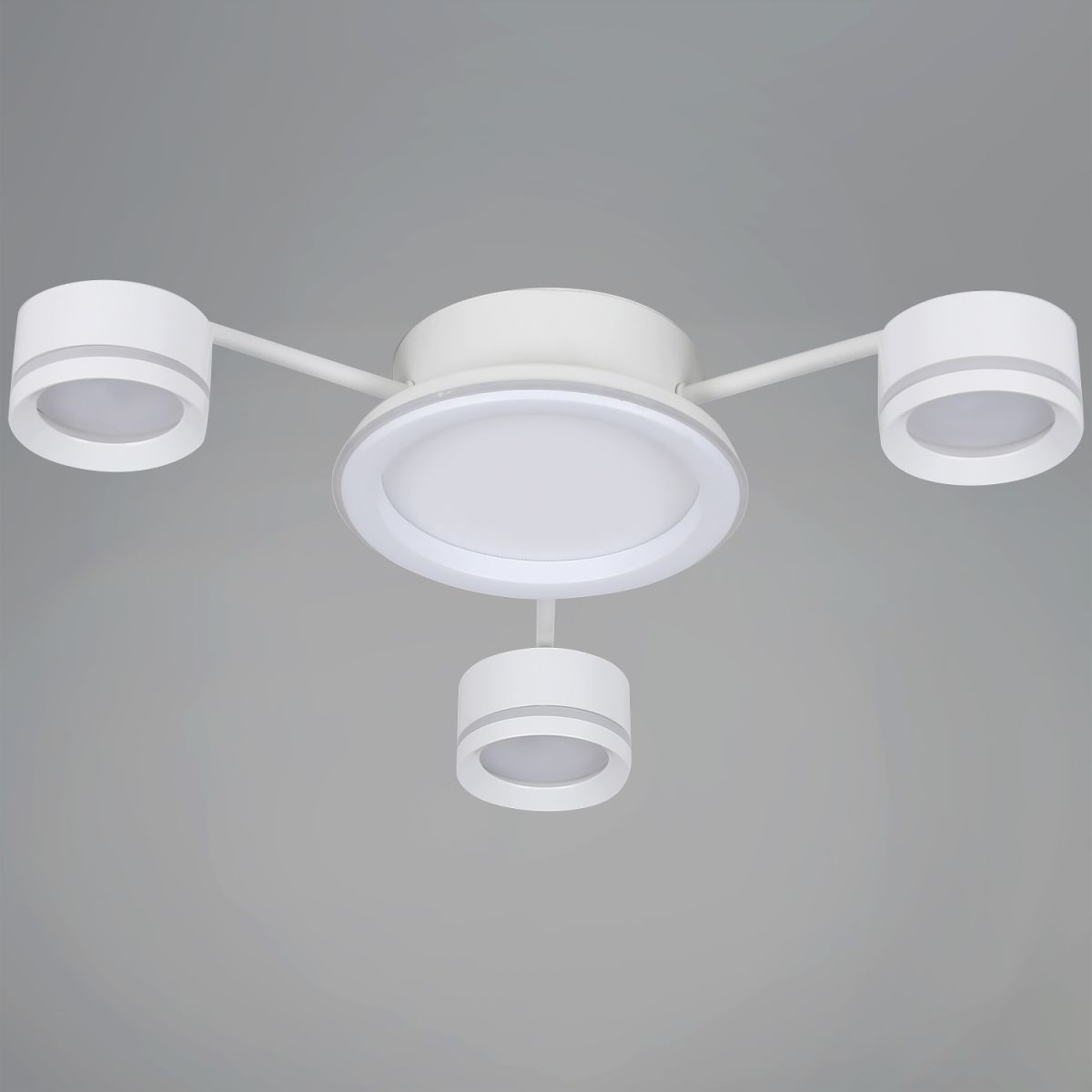 Потолочная люстра Reluce 20590-0.3-3+1 White в Санкт-Петербурге